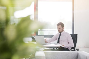 Ofis Masası dizüstü bilgisayar kullanarak iş adamı