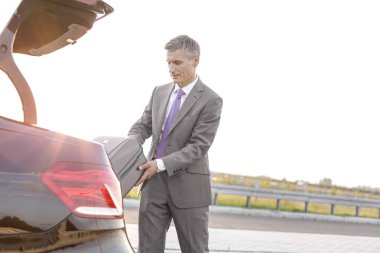 Bavul yolda araba gövde kaldırarak işadamı