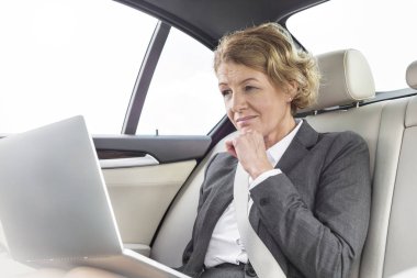 Kendine güvenen icra arabaya dizüstü bilgisayar kullanarak