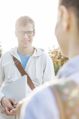 Dijital tablet arkadaş Üniversitesi'nde konuşma ile gülümseyen adam