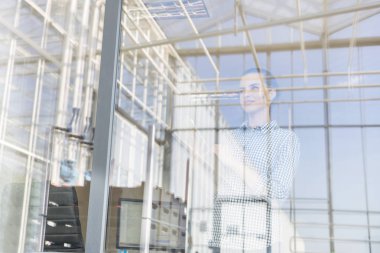 Dağıtım depo, pencereden görmüş çiftçinin düşük açılı görünüş