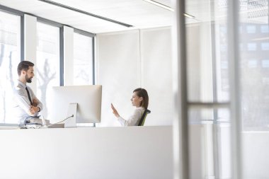 Ofis masasındaki adamla tartışırken işkadını