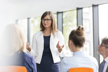 Ofis toplantı sırasında meslektaşları ile Strateji planlama iş kadını