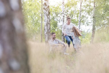 Adam oturma süre bakarak kadın oynarken kız ile alan