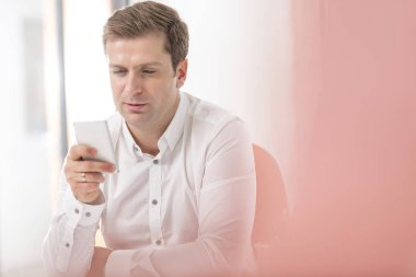 Cep telefonu kullanma office orta yetişkin iş adamı