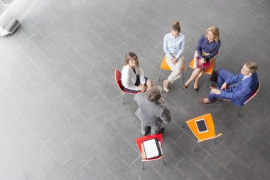 Planlama toplantısı sırasında office arkadaşları ile işadamı yüksek açılı görünüş