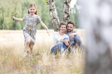 Anne-babalar kızı tarlada çalışan kız bakıyor