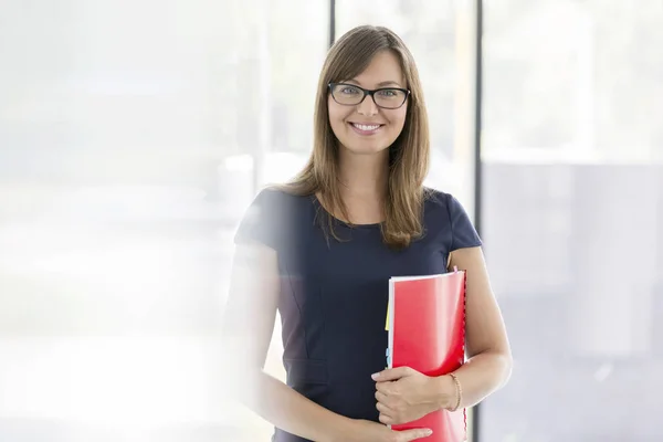 Portret Uśmiechniętej Bizneswoman Posiadający Dokument Biurze — Zdjęcie stockowe