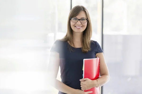 Portrait Une Femme Affaires Souriante Tenant Document Bureau — Photo