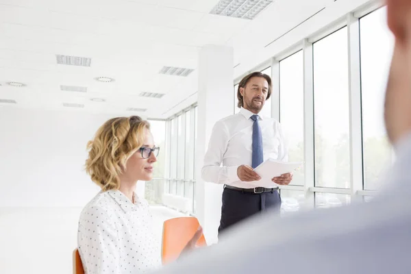 Reifer Geschäftsmann Beim Brainstorming Von Kollegen Neuen Büro — Stockfoto