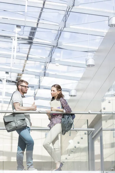 Junge Studenten Reden Während Sie Auf Dem Flur Des Universitätscampus — Stockfoto