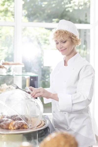 Chef Souriant Organisant Des Aliments Sucrés Frais Dans Récipient Comptoir — Photo