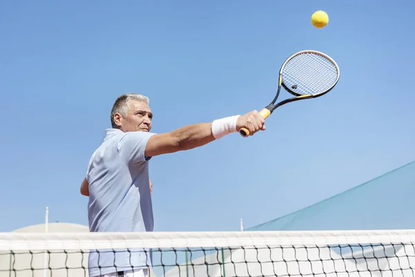 Lage Hoekmening Van Zelfverzekerde Volwassen Man Raken Tennisbal Met Racket — Stockfoto