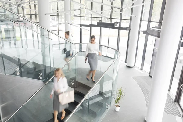 Yeni Ofiste Merdivenlerde Kadınlarının Yüksek Açı Görünümü — Stok fotoğraf