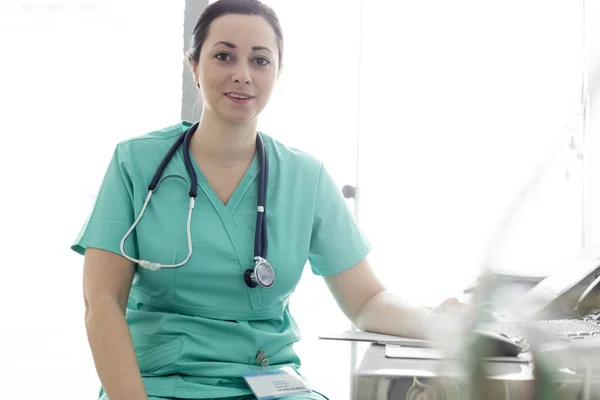 Retrato Enfermera Sonriente Confiada Con Estetoscopio Escritorio Hospital —  Fotos de Stock