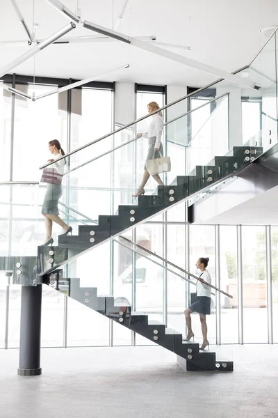 Volledige Lengte Van Zakenvrouwen Trap Nieuw Kantoor — Stockfoto