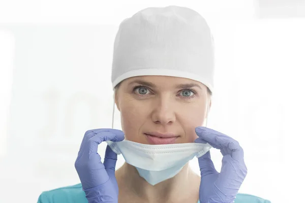 Retrato Close Médico Sorrindo Usando Tampa Cirúrgica Removendo Máscara Clínica — Fotografia de Stock