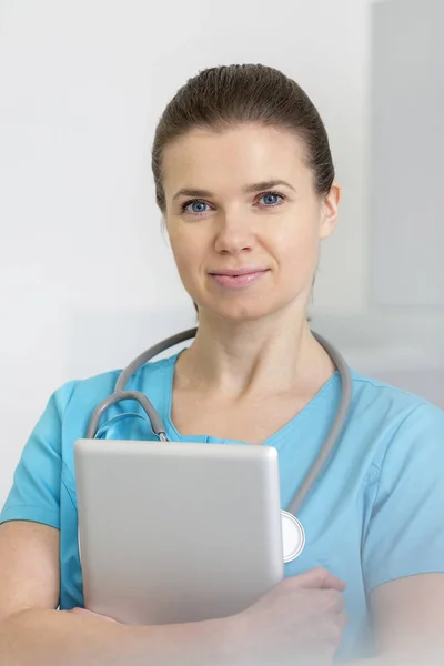 Portret Pewnie Lekarz Cyfrowego Tabletu Klinice Stomatologicznej — Zdjęcie stockowe