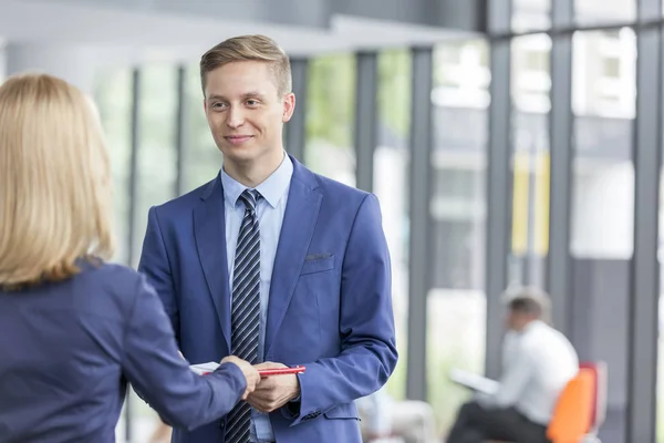 Jonge Zakenman Het Bezit Van Document Terwijl Het Kijken Naar — Stockfoto