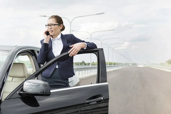 Podnikatelka Mluví Smartphone Stoje Auto Silnici — Stock fotografie