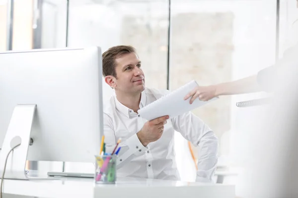 Hombre Negocios Sonriente Recibiendo Libro Colega Oficina —  Fotos de Stock