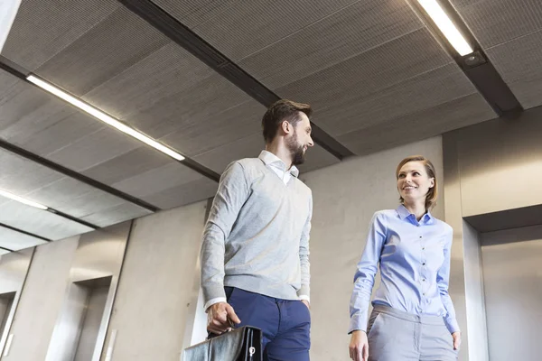 Vista Basso Angolo Partner Commerciali Sorridenti Che Camminano Nella Hall — Foto Stock