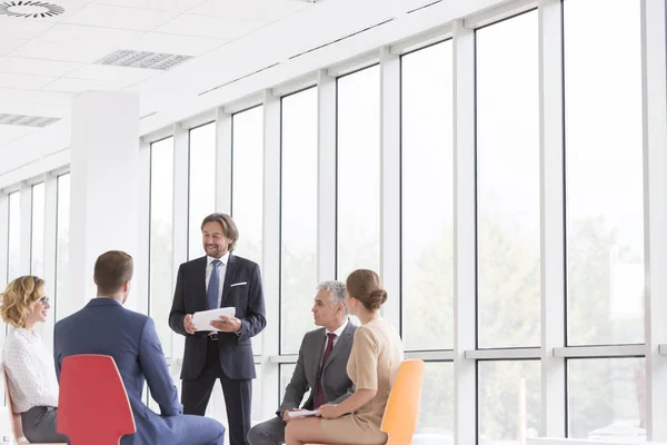 Zakenman Bespreekt Met Collega Tegen Raam Nieuw Kantoor — Stockfoto