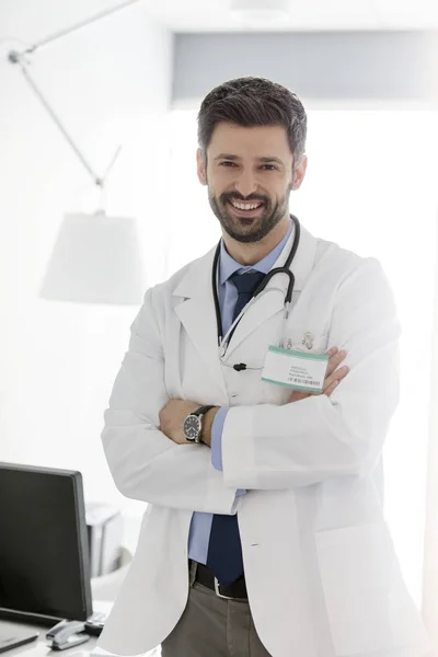 Sonriente Médico Confiado Pie Con Los Brazos Cruzados Hospital —  Fotos de Stock