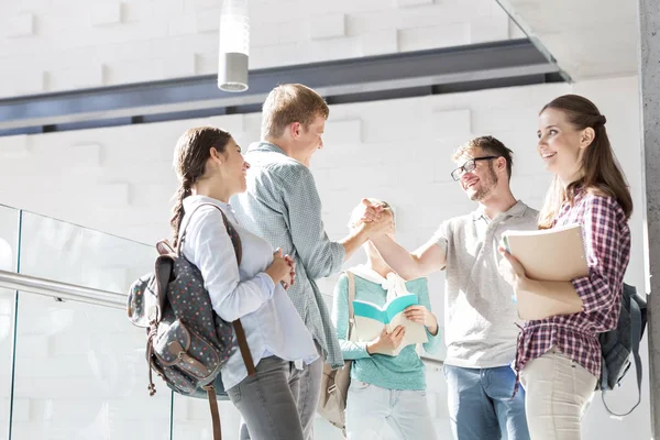 Happy Vrienden Groeten Terwijl Bandbreedte Van Universiteit — Stockfoto