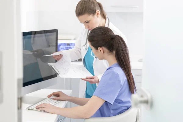 Doctor Discussing Medical Report Colleague Using Computer Clinic — Stock Photo, Image