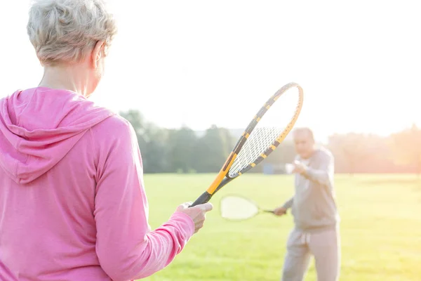Tenis Yarasa Adam Parkta Oynarken Tutan Üst Düzey Kadın — Stok fotoğraf