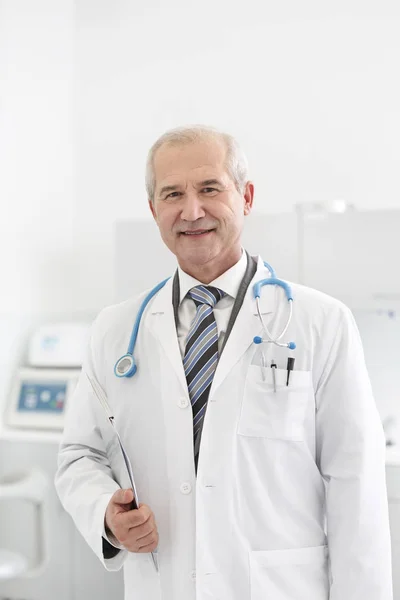 Portret Starszego Lekarza Schowka Klinice Stomatologicznej — Zdjęcie stockowe