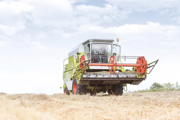 Agricultor Conduciendo Cosechadora Campo Granja Contra Cielo — Foto de Stock