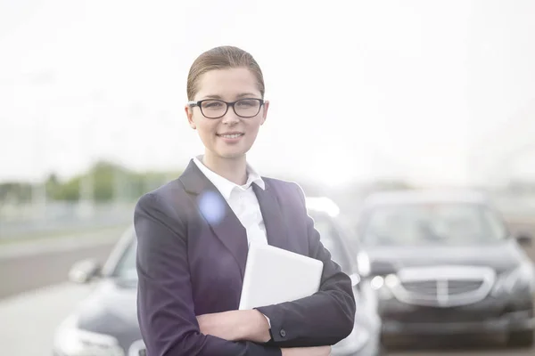 Portrait Smiling Businesswoman Standing Digital Tablet Cars — Stock Photo, Image