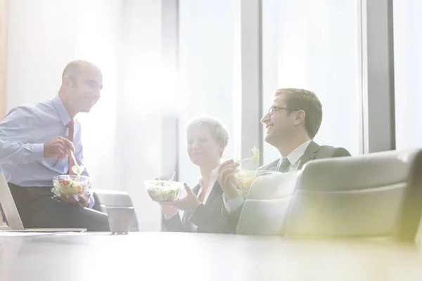 Lachende Zaken Collega Die Lunchen Terwijl Bestuursruimte Zitten Tijdens Een — Stockfoto