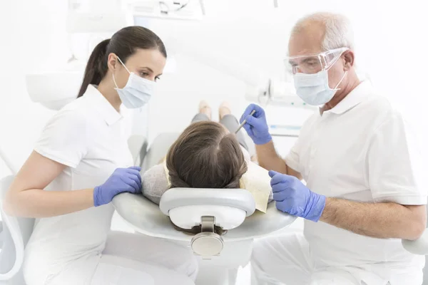 Odontoiatri Che Esaminano Paziente Sdraiato Presso Clinica Dentistica — Foto Stock