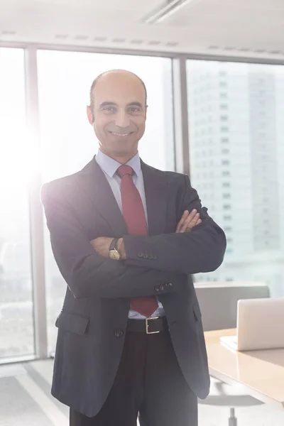 Portret Uśmiechniętego Biznesmen Stojący Ramionami Skrzyżowanymi Sali Konferencyjno Biurowej — Zdjęcie stockowe