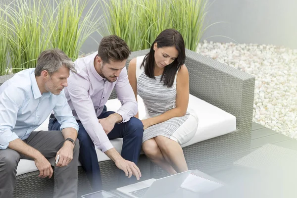 Kollegen Mit Laptop Auf Dem Sofa Auf Der Büroterrasse — Stockfoto