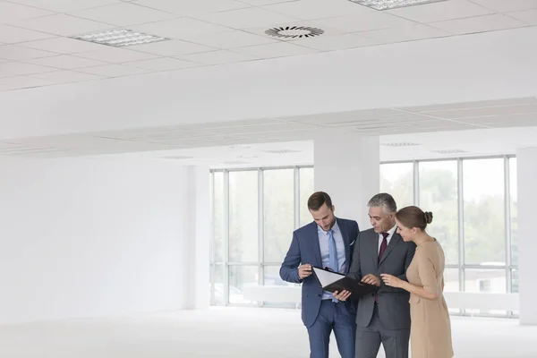 Confident Business Colleagues Discussing Document New Office — Stock Photo, Image