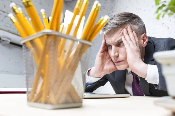 Överarbetad Mogen Affärsman Tittar Laptop Skrivbord Office — Stockfoto