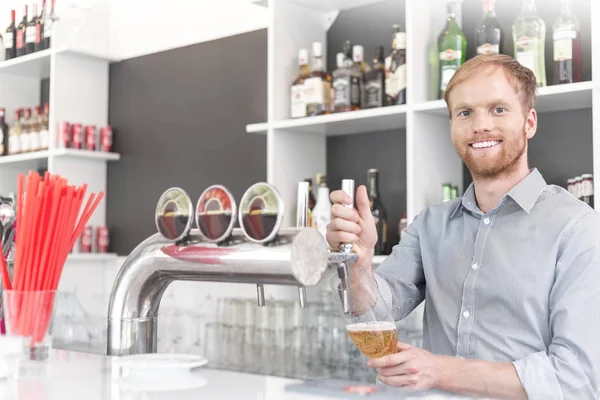 Retrato Garçom Jovem Sorrindo Enchendo Vidro Torneira Cerveja Restaurante — Fotografia de Stock