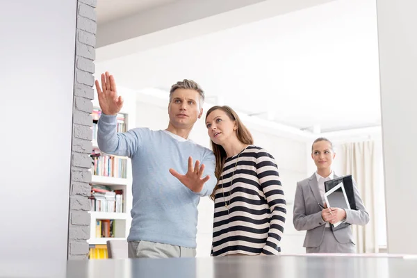 Zelfverzekerd Verkoper Kijken Naar Paar Bespreken Appartement — Stockfoto