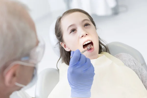 Tandläkaren Undersöka Patienten Med Öppna Munnen Tandvårdsklinik — Stockfoto