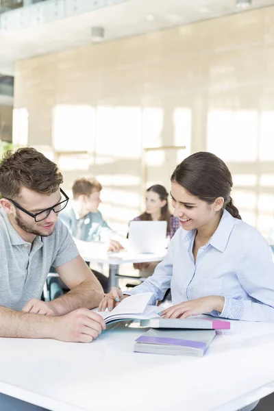 Studenti Che Imparano Insieme Tavola Nella Biblioteca Universitaria — Foto Stock