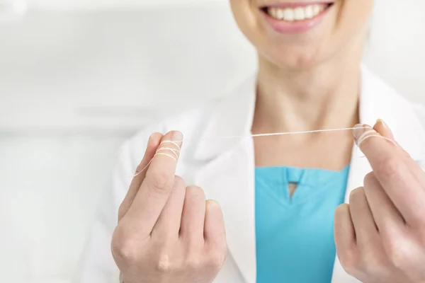 Parte Central Dentista Segurando Fio Dental Clínica — Fotografia de Stock