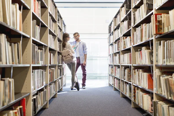 大学図書館で立って話して友達に笑顔 — ストック写真