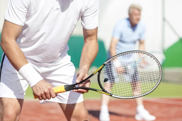 Buik Van Man Die Met Tennisracket Tegen Vriend Spelen Dubbelspel — Stockfoto