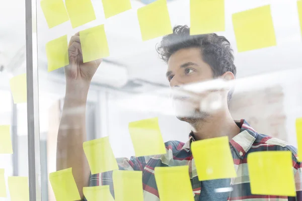 Young Businessman Writing Sticky Notes Office — Stock Photo, Image