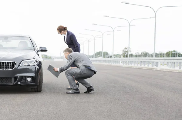 Insurance Agent Analyzing Breakdown Car While Businesswoman Standing Road Sky — Stock Photo, Image