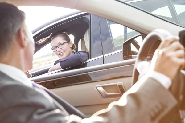 Χαμογελώντας Επιχειρηματίας Μιλάμε Για Εκτελεστικό Ενώ Κάθεστε Στο Αυτοκίνητο — Φωτογραφία Αρχείου